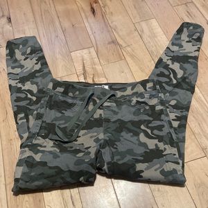 Camouflage jeggings.